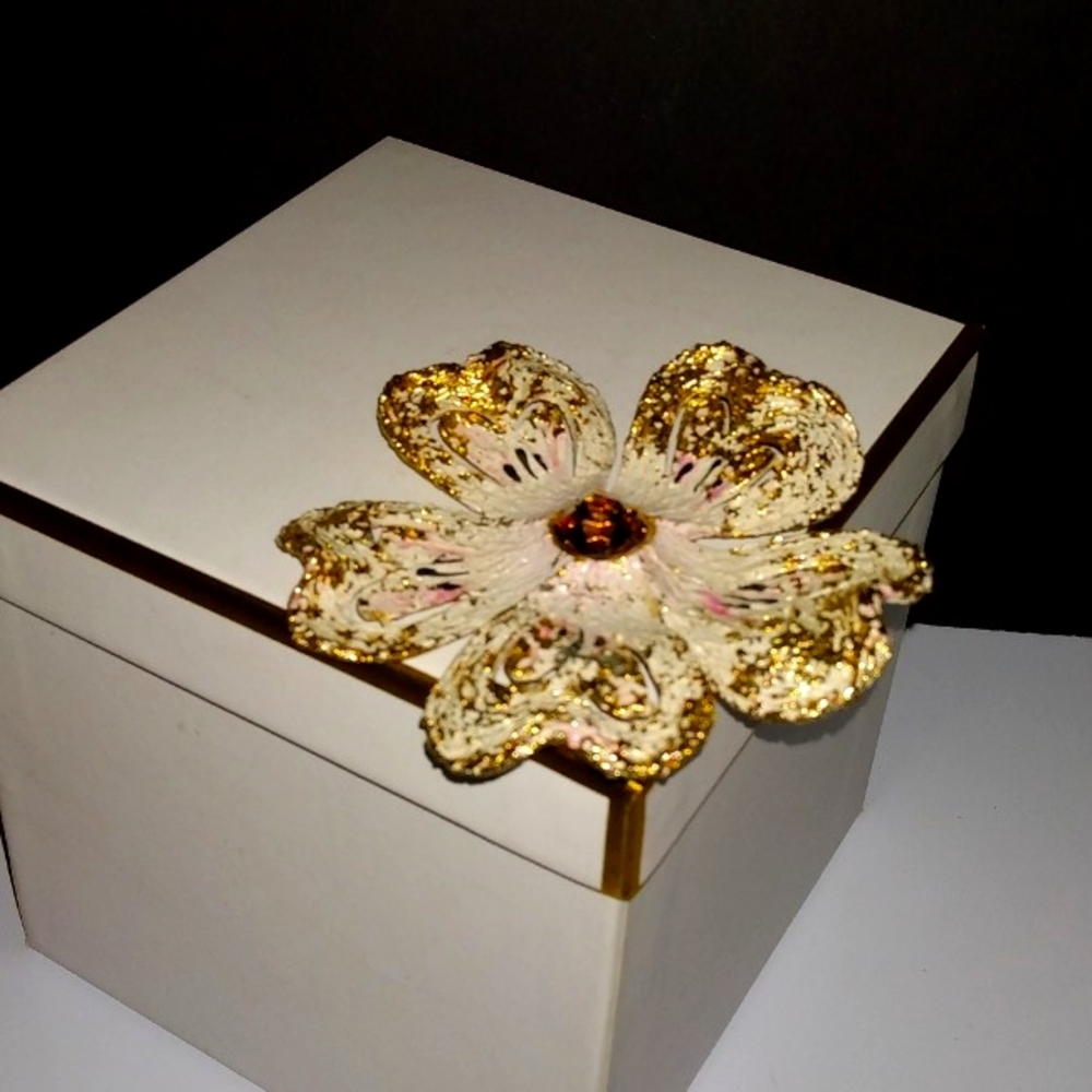 Vtg.  Five leaf flower Brooch